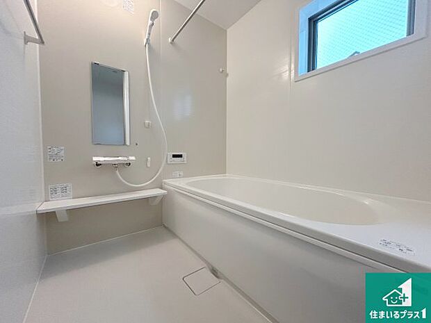 足をゆったり伸ばして寛げる浴槽です。窓が設けられていますので差し込む光が明るく穏やかな雰囲気にしてくれます♪浴室乾燥機も設置しているので、雨の日の洗濯物も安心です♪