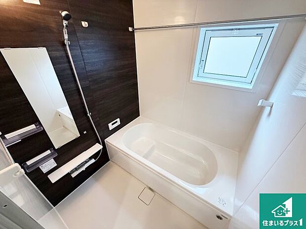 足をゆったり伸ばして寛げる浴槽です。窓が設けられていますので差し込む光が明るく穏やかな雰囲気にしてくれます♪浴室乾燥機も設置しているので、雨の日の洗濯物も安心です♪