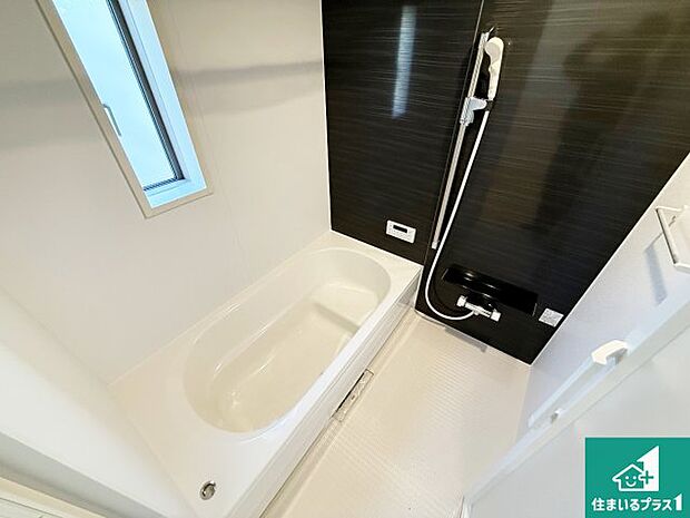 足をゆったり伸ばして寛げる浴槽です。窓が設けられていますので差し込む光が明るく穏やかな雰囲気にしてくれます♪浴室乾燥機も設置しているので、雨の日の洗濯物も安心です♪