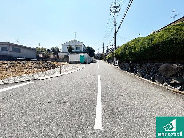 周辺は落ち着いた街並みの住宅地！子育てがしやすい住環境です！まだ未完成ですが、現地でしかわからない事もございます。是非一度ご覧ください。