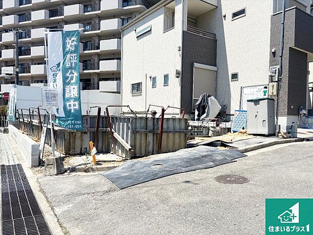 周辺は落ち着いた街並みの住宅地！子育てがしやすい住環境です！まだ未完成ですが、現地でしかわからない事もございます。是非一度ご覧ください。