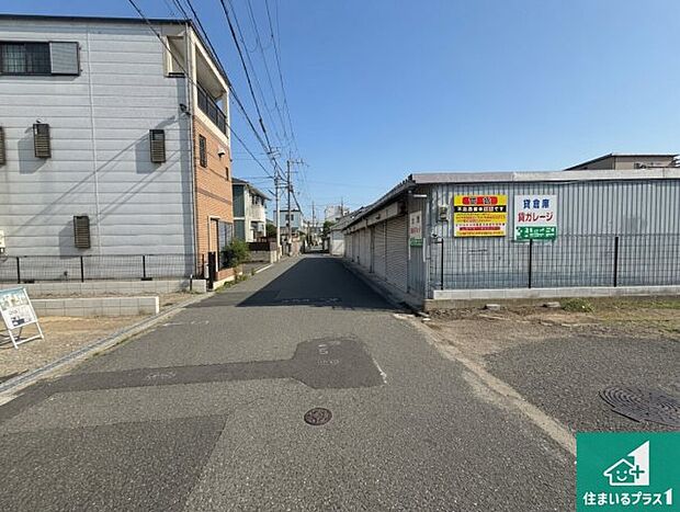 周辺は落ち着いた街並みの住宅地！子育てがしやすい住環境です！まだ未完成ですが、現地でしかわからない事もございます。是非一度ご覧ください。