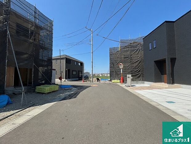 周辺は閑静な住宅街！前面道路広々で車の出し入れも便利です。駐車が苦手な方でも安心して車庫入れできます！