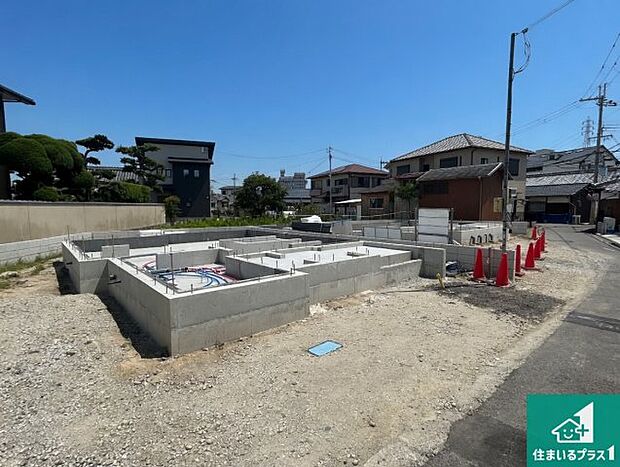 周辺は落ち着いた街並みの住宅地！子育てがしやすい住環境です！まだ未完成ですが、現地でしかわからない事もございます。是非一度ご覧ください。