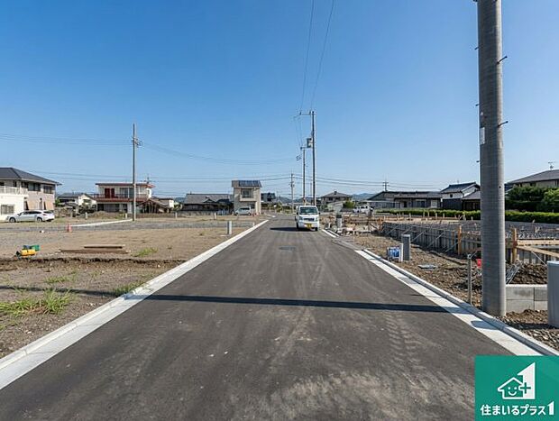 周辺は落ち着いた街並みの住宅地！子育てがしやすい住環境です！まだ未完成ですが、現地でしかわからない事もございます。是非一度ご覧ください。