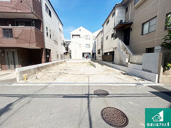 周辺は落ち着いた街並みの住宅地！子育てがしやすい住環境です！まだ未完成ですが、現地でしかわからない事もございます。是非一度ご覧ください。