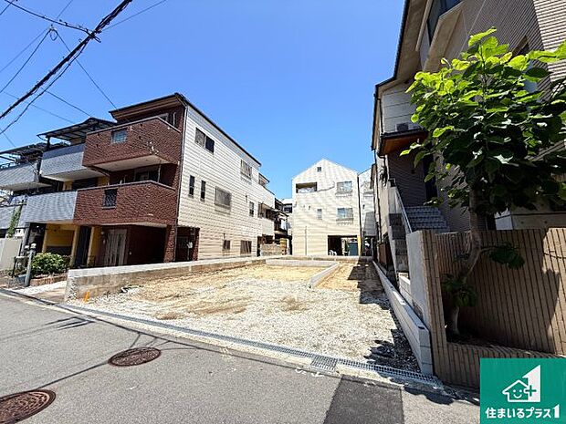 周辺は落ち着いた街並みの住宅地!子育てがしやすい住環境です!まだ未完成ですが、現地でしかわからない事もございます。是非一度ご覧ください。