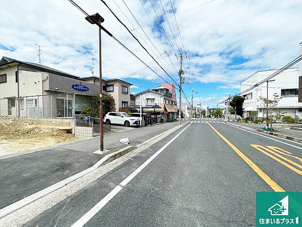 周辺は落ち着いた街並みの住宅地!子育てがしやすい住環境です!まだ未完成ですが、現地でしかわからない事もございます。是非一度ご覧ください。