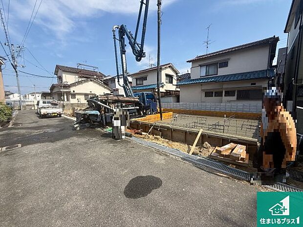 周辺は落ち着いた街並みの住宅地!子育てがしやすい住環境です!まだ未完成ですが、現地でしかわからない事もございます。是非一度ご覧ください。