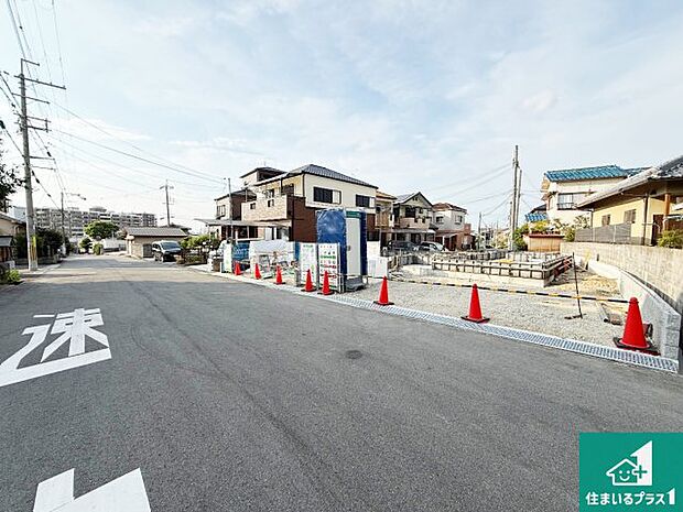 周辺は落ち着いた街並みの住宅地！子育てがしやすい住環境です！まだ未完成ですが、現地でしかわからない事もございます。是非一度ご覧ください。