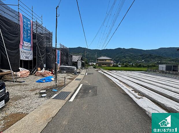 周辺は落ち着いた街並みの住宅地!子育てがしやすい住環境です!まだ未完成ですが、現地でしかわからない事もございます。是非一度ご覧ください。