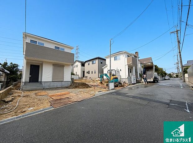 周辺は落ち着いた街並みの住宅地!子育てがしやすい住環境です!まだ未完成ですが、現地でしかわからない事もございます。是非一度ご覧ください。