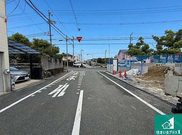 周辺は落ち着いた街並みの住宅地!子育てがしやすい住環境です!まだ未完成ですが、現地でしかわからない事もございます。是非一度ご覧ください。