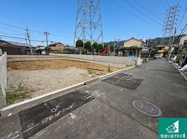 周辺は落ち着いた街並みの住宅地!子育てがしやすい住環境です!まだ未完成ですが、現地でしかわからない事もございます。是非一度ご覧ください。