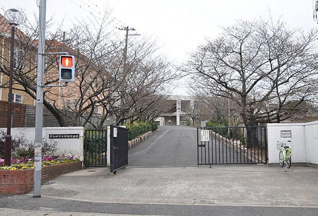 岸和田市立桜台中学校（約550m）