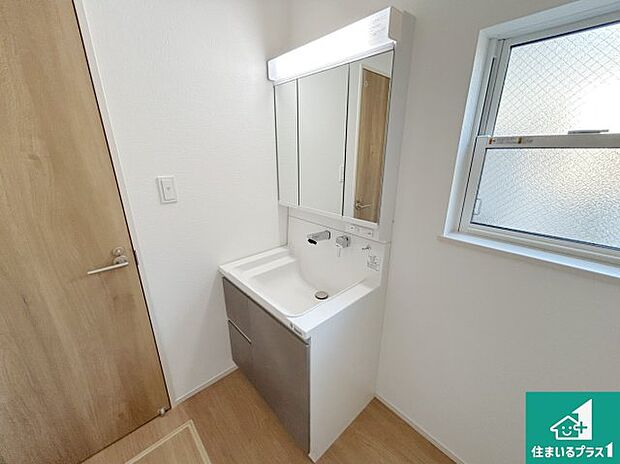 【独立洗面台】清潔感のある洗面台です。フラットな鏡は掃除がしやすく毎日清潔！鏡裏には収納があるのでスッキリとした洗面台が保てます。