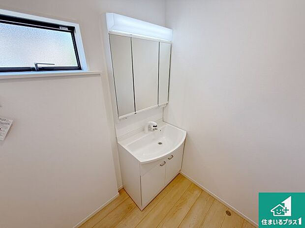 【独立洗面台】白を基調とした清潔感のあるシャワー付き洗面化粧台です。フラットな鏡は掃除がしやすく毎日清潔!収納が多いのも嬉しいですね。 小窓からも光が差し込み明るいです。