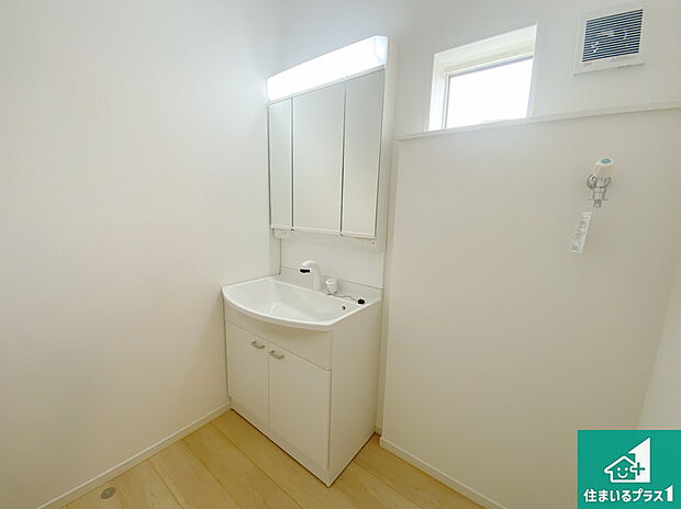 【独立洗面台】清潔感のある洗面台です。フラットな鏡は掃除がしやすく毎日清潔!鏡裏には収納があるのでスッキリとした洗面台が保てます。
