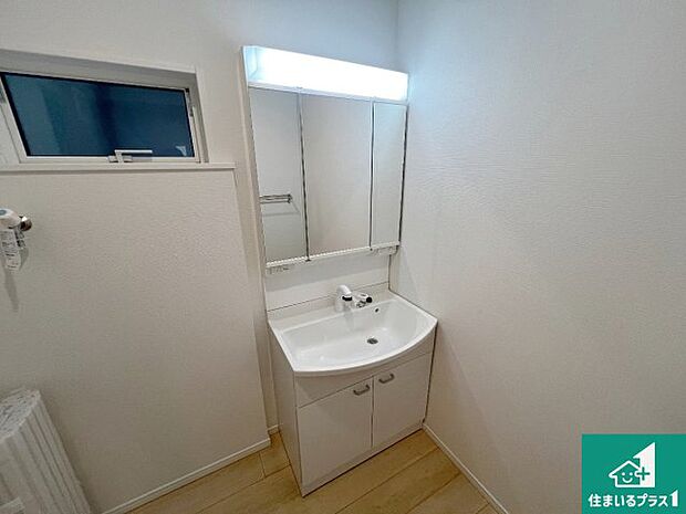 【独立洗面台】清潔感のある洗面台です。フラットな鏡は掃除がしやすく毎日清潔！鏡裏には収納があるのでスッキリとした洗面台が保てます。