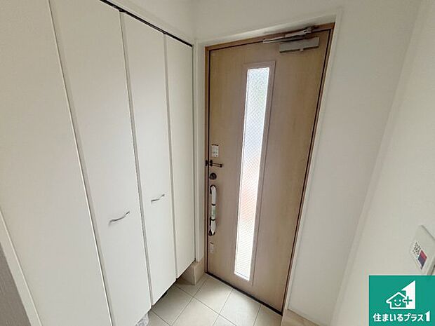 【玄関】シューズボックスにはたくさんの靴が収納できるので玄関周りはいつもスッキリ!ご家族が増えても安心!