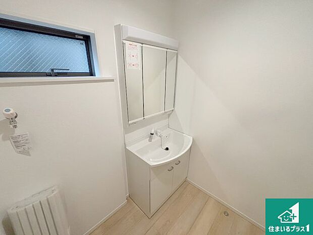 【独立洗面台】清潔感のある洗面台です。フラットな鏡は掃除がしやすく毎日清潔!鏡裏には収納があるのでスッキリとした洗面台が保てます。