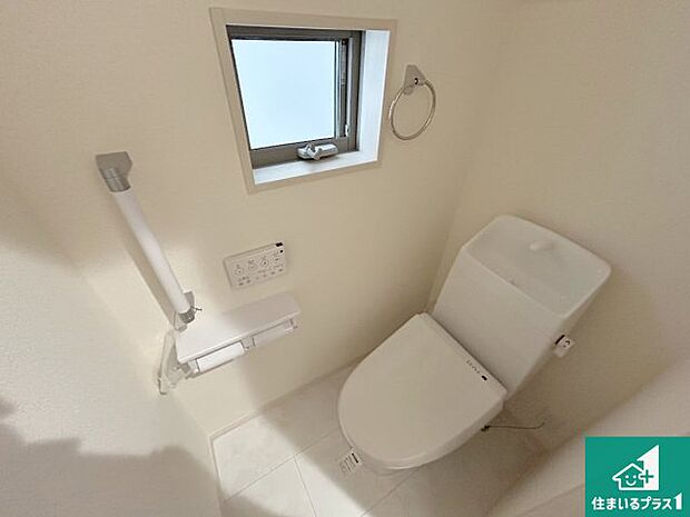 【トイレ】1・2階の2ヶ所にあるので、朝の忙しい時間の順番待ちもなく、深夜の利用にも大変便利です。