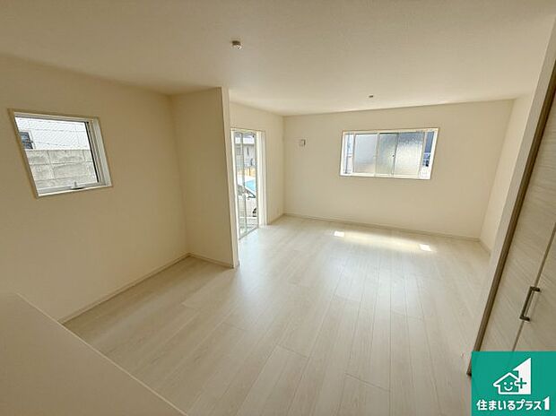 【居間・リビング】日当たり良好の明るいリビングで朝の目覚めもスッキリできそう！対面キッチンでご家族のコミュニケーションも自然と増える設計！小さなお子様が遊ぶスペースを作っても広々とくつろげるLDK！