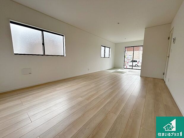 【居間・リビング】日当たり良好の明るいリビングで朝の目覚めもスッキリできそう！対面キッチンでご家族のコミュニケーションも自然と増える設計！小さなお子様が遊ぶスペースを作っても広々とくつろげるLDK！