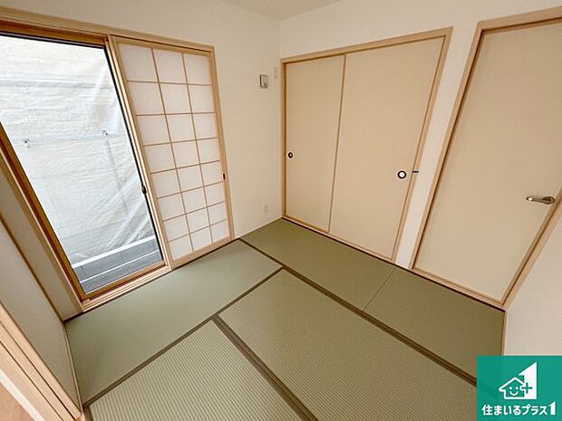 【和室】一室あると便利な和室は客間としてだけでなく、小さなお子様のプレイルームや食後のくつろぎスペースとしてもご利用いただけます。収納もついていますので大活躍間違いなし！