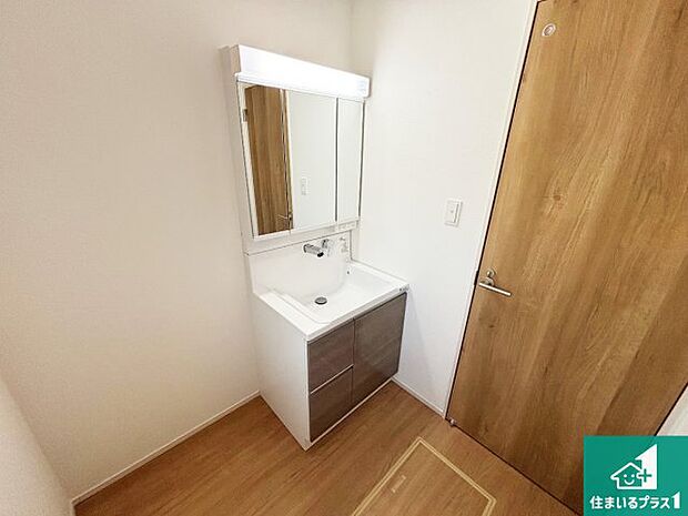 【独立洗面台】清潔感のある洗面台です。フラットな鏡は掃除がしやすく毎日清潔！鏡裏には収納があるのでスッキリとした洗面台が保てます。