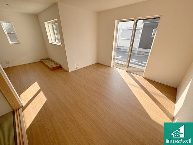 【居間・リビング】日当たり良好の明るいリビングで朝の目覚めもスッキリできそう！対面キッチンでご家族のコミュニケーションも自然と増える設計！小さなお子様が遊ぶスペースを作っても広々とくつろげるLDK！