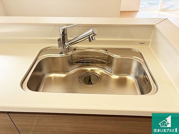 【キッチンシンク】蛇口の先端に浄水器を内蔵しています！原水と浄水、お湯と冷水、シャワーの切替えがワンタッチなので用途によって使い分けられます。