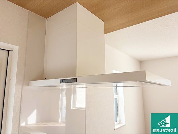 【レンジフード】スタイリッシュな印象のフラットタイプ！ＬＥＤ照明付き！