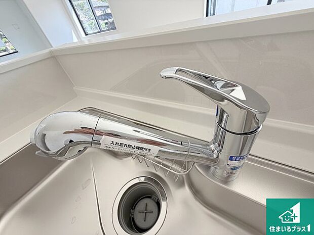 【キッチン水栓】浄水器を内蔵!炊飯時、お茶を作る時に安心してお水を使えます!お湯と冷水、浄水と原水、シャワーの切替えもワンタッチです!