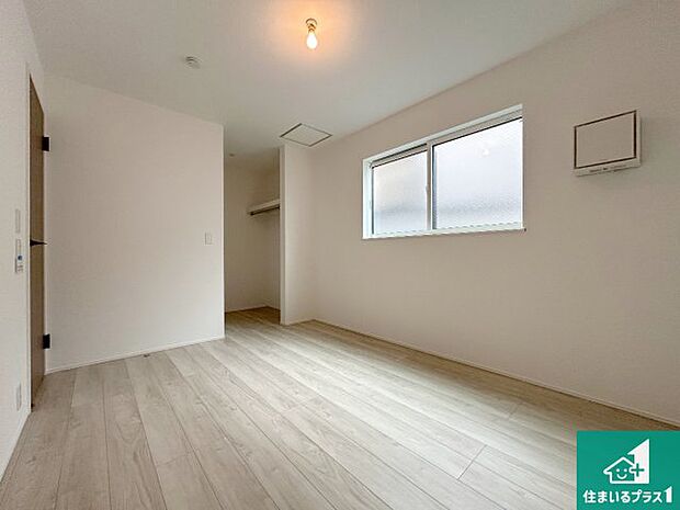 【洋室】シンプルな洋室は、自分好みのインテリアが楽しめます♪ご家族とインテリアや家具を選びに行くのは新築購入時の醍醐味の一つです。ぜひお楽しみください♪