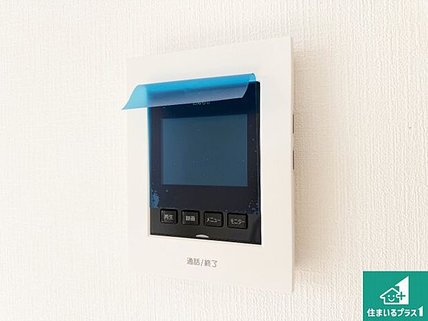 【カラーモニターインターホン】声だけでなく来訪者の姿や顔がモニターで確認できるので、小さなお子様がいらっしゃるご家庭でも安心できます!