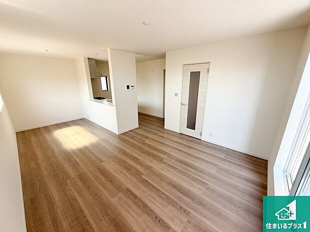 【居間・リビング】日当たり良好の明るいリビングで朝の目覚めもスッキリできそう!対面キッチンでご家族のコミュニケーションも自然と増える設計!小さなお子様が遊ぶスペースを作っても広々とくつろげるLDK!