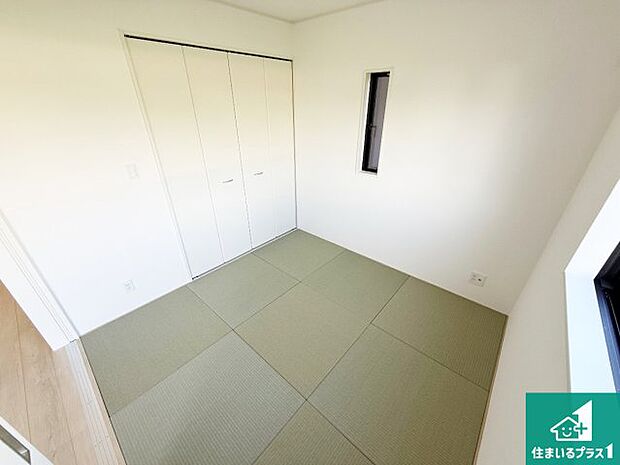 【和室】一室あると便利な和室は客間としてだけでなく、小さなお子様のプレイルームやみんなでお昼寝もいいですね。壁一面のモダンな扉の押し入れもたっぷり収納力!【現地写真】