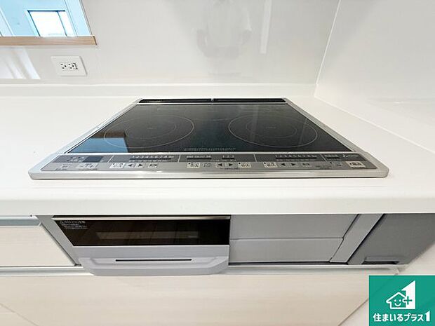 【コンロ】火を使わないので、安心なIHコンロ!でこぼこが無い構造なので、掃除もしやすく清潔に保てます!