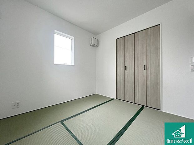 【和室】一室あると便利な和室は客間としてだけでなく、小さなお子様のプレイルームや食後のくつろぎスペースとしてもご利用いただけます。収納もついていますので大活躍間違いなし!