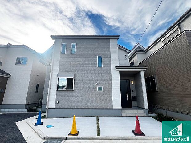 【外観】周辺は閑静な住宅街！前面道路広々で車の出し入れも便利です。駐車が苦手な方でも安心して車庫入れできます！