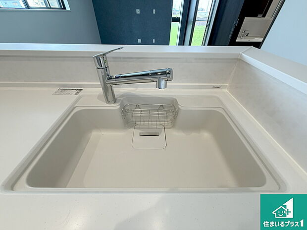 【キッチンシンク】蛇口の先端に浄水器を内蔵しています！原水と浄水、お湯と冷水、シャワーの切替えがワンタッチなので用途によって使い分けられます。