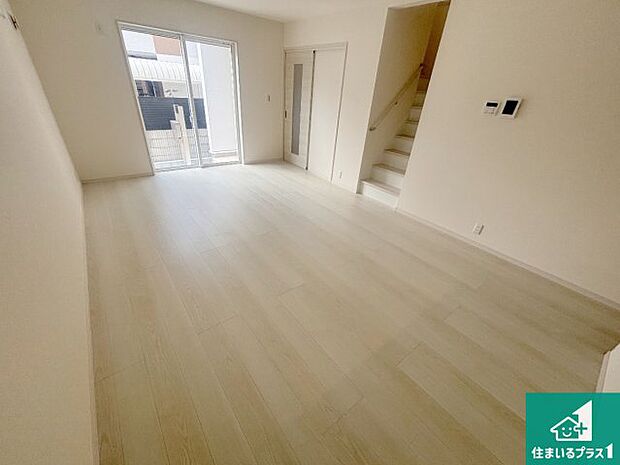 【居間・リビング】日当たり良好の明るいリビングで朝の目覚めもスッキリできそう！対面キッチンでご家族のコミュニケーションも自然と増える設計！小さなお子様が遊ぶスペースを作っても広々とくつろげるLDK！