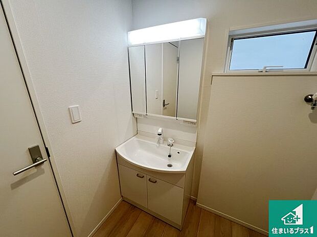 【独立洗面台】清潔感のある洗面台です。フラットな鏡は掃除がしやすく毎日清潔！鏡裏には収納があるのでスッキリとした洗面台が保てます。
