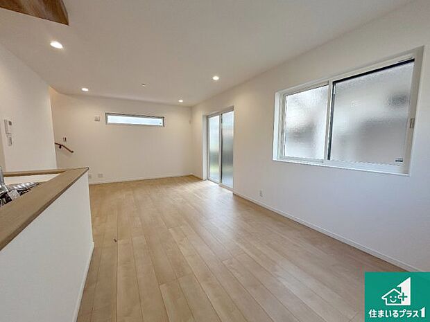 【居間・リビング】日当たり良好の明るいリビングで朝の目覚めもスッキリできそう!対面キッチンでご家族のコミュニケーションも自然と増える設計!小さなお子様が遊ぶスペースを作っても広々とくつろげるLDK!