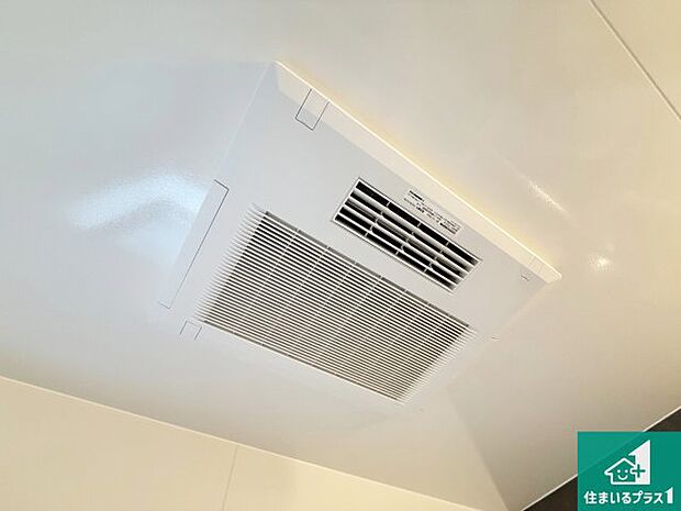 【浴室暖房乾燥機】四季を通して快適なバスライフをお手伝いする浴室暖房乾燥機！浴室の乾燥・暖房・涼風・換気はもちろん、２４時間換気にも対応！ 