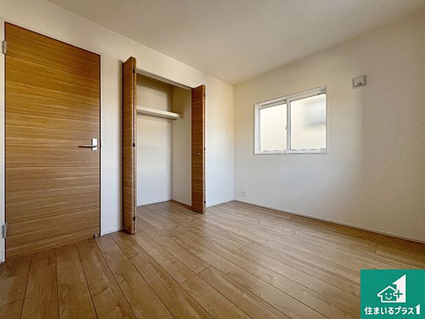 【洋室】シンプルな洋室は、自分好みのインテリアが楽しめます♪ご家族とインテリアや家具を選びに行くのは新築購入時の醍醐味の一つです。ぜひお楽しみください♪