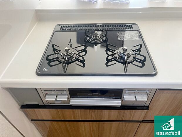 【コンロ】ダブル高火力Ｓｉセンサー付きコンロ！３口あるので、まとめて料理をする時も大活躍！
