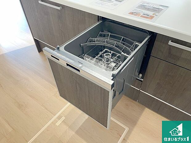 【食器洗浄乾燥機】食事後の一仕事、食器洗いをボタン一つでお任せできちゃいます！場所を取らないビルトイン式なので、お料理スペースもしっかり確保！