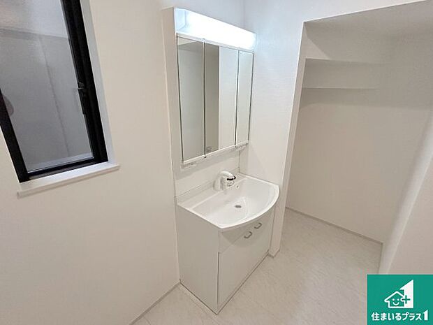 【独立洗面台】清潔感のある洗面台です。フラットな鏡は掃除がしやすく毎日清潔！鏡裏には収納があるのでスッキリとした洗面台が保てます。